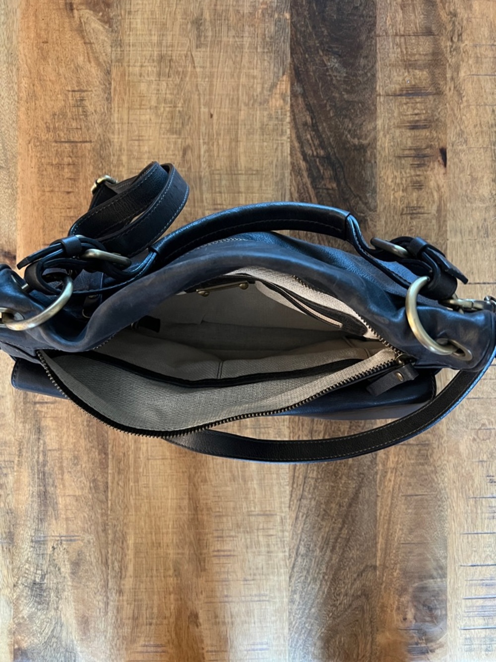 Pulicati Black Leather Shoulder Bag with Front Flap - Picture 4 of 4